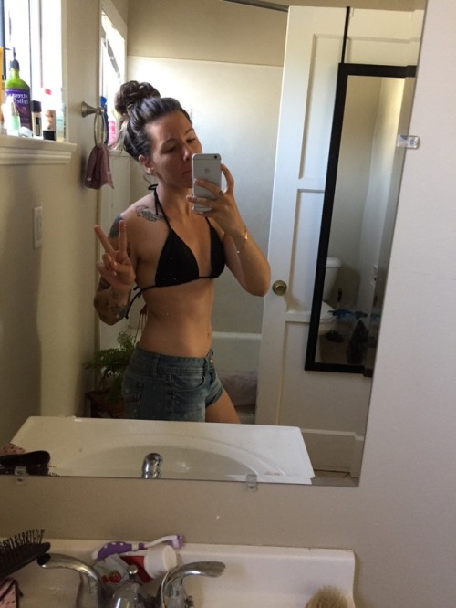 In case you&rsquo;re wondering how my home workouts are going Getting back my ab definition, my 