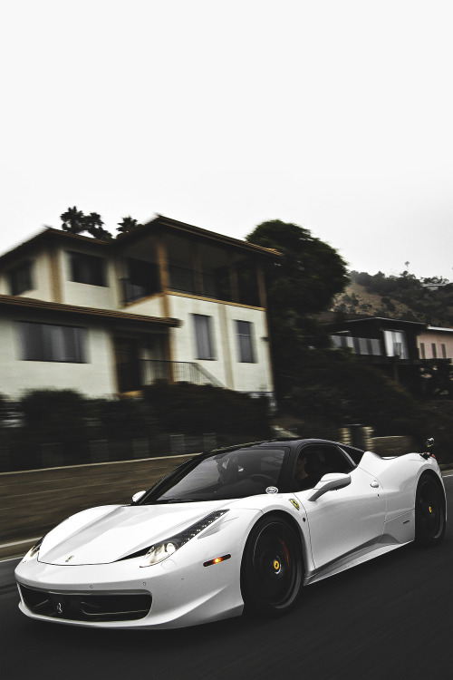 linear5000:  justphamous:  458 Italia | JustPhamous       (via TumbleOn)