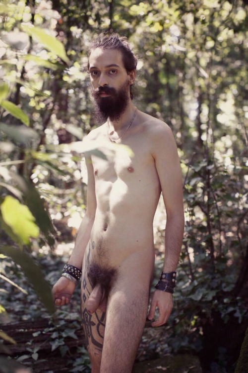 aizenvajra:  manlybush: Love how this guys beard is matching his equally bushy cock bush  Oh my&hell