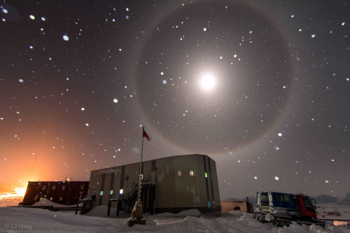 captainpotassium:  A blue moon halo over Antarctica.  LI Hang js 