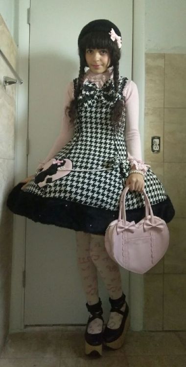pinkymaggie: Wearing a more casual coord today despite the fact that I’m actually burning up i