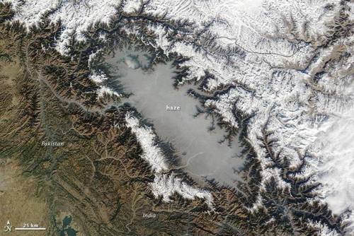 A smoggy valeKashmir has been called the Switzerland of India, with its glacial landscapes and peaks