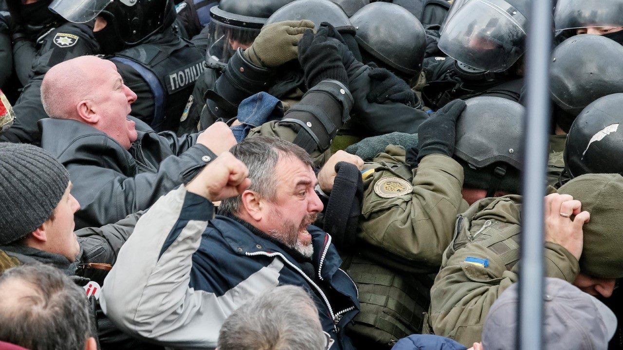 LIBERADO POR EL PUEBLO. El expresidente georgiano y exgobernador de la región ucraniana de Odesa, Mijeil Saakashvili, fue detenido sobre el techo del edificio que habita en Kiev, desde donde amenazó con lanzarse al vacío, luego de que los servicios...