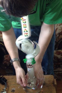 bel0w-zer0:  So i got a new bong :) 