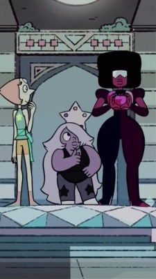 pearlnetfusion:  pearl blushed when garnet did the thing, and amethyst made a very cute face 