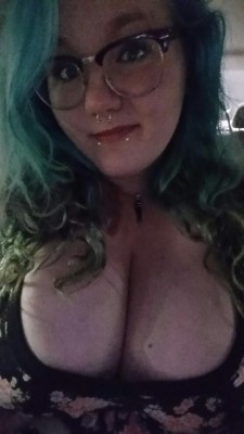 kinkiecake:  That’s my life, cleavage &amp; car rides….