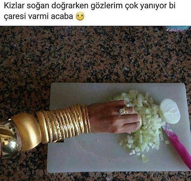 Kızlar soğan doğrarken...