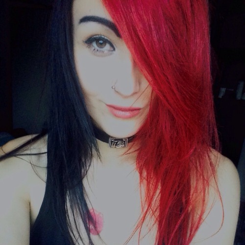 #selfie #redandblackhair #redhair #blackhair #redhead #twosidehair #scenehair #scenegirl #rockergirl