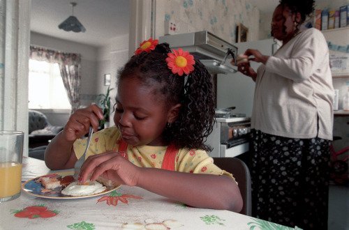 indoafrican - Chris Steele-PerkinsMother cooks breakfast for her...
