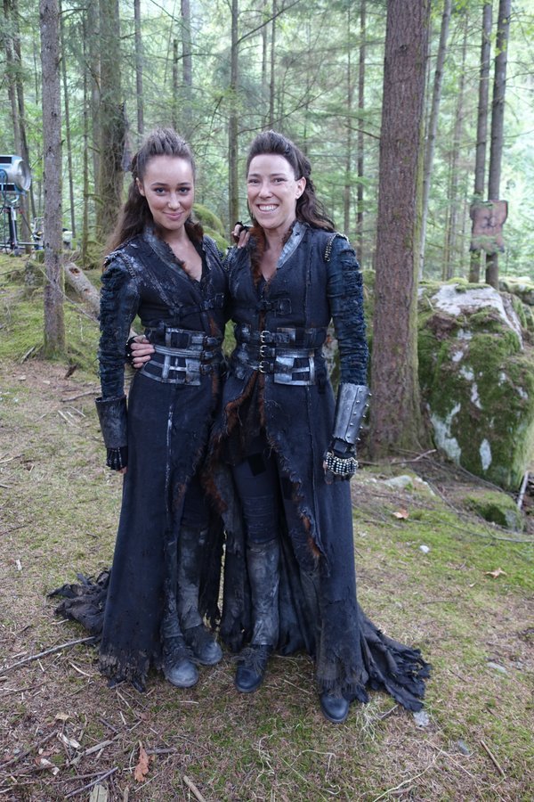 @kimshum
Here’s @DebnamCarey with her stunt double. #The100