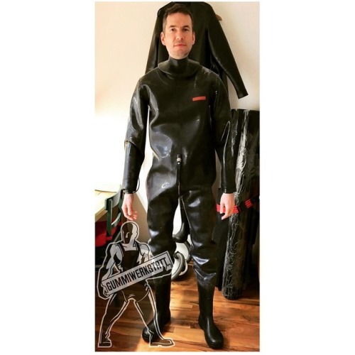 Ready for a rubber weekend No way out unless someone helps me with the back zip&hellip; #gummiwerkst