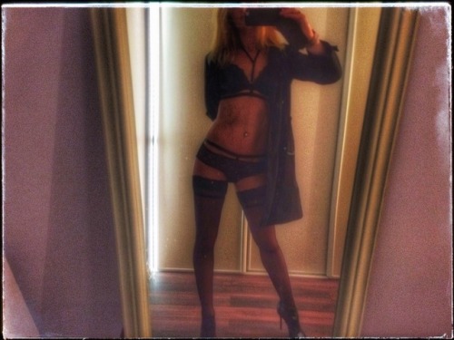 Hotwife en lingerie avec juste un trench pour partir à l’hôtel retrouver un homme