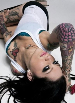 swoop-cypry02:  Gorgeous inked girl