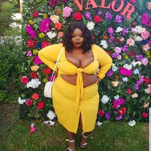 bigbeautifulblackgirls: IG @_honeygal See what is new in #PlusSizeFashion or Submit your photo or 30