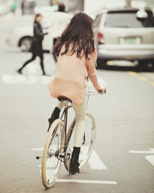 sexycyclists: Babe rides bike