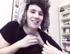  «Dan, show us your collar bones» 