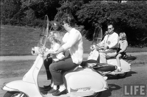 Californian scooter family(Nat Farbman. 1956?)