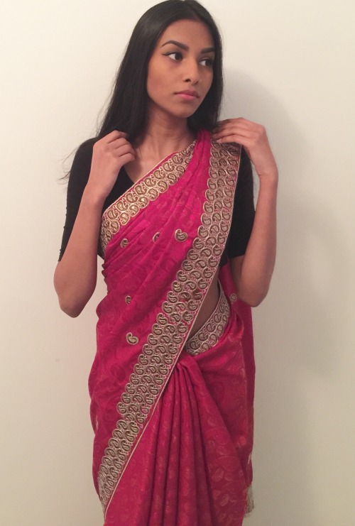 desi-licious:  i’m too obsessed with this saree 