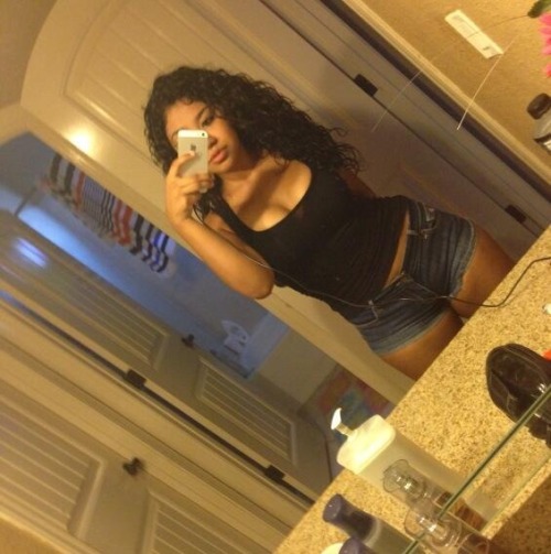 sexyselfiegirl:  Sexy selfpic , follow us here for more pics : http://sexyselfiegirl.tumblr.com/ 