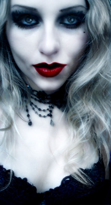 wondrous-beauties:  Lilith Vampiriozah  For loads more check out out our: tumblr - http://makeupfetishist.tumblr.com and our subreddit http://www.reddit.com/r/makeupfetish