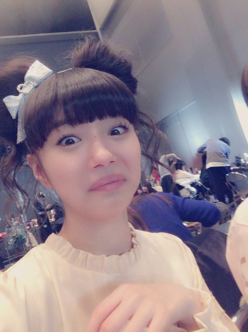 namiyorirobinha:  市川美織　加藤玲奈市川美織 ‏@miorin_lemon212 20151217　11：09おはようございます れなっちはほんとに罪な子だわっ。。#キス魔っち #最後白目 #なんでっ 