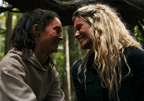 TONI SHALIFOE And SHELBY GOODKIND In THE WILDS (2020-) Season 2