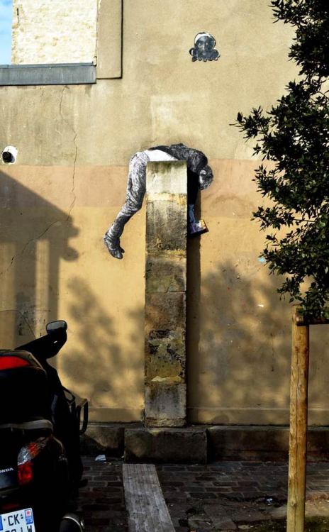 mixmaxart:   Génial! - Real books integrated into the street art of Levalet.  #les femmes qui