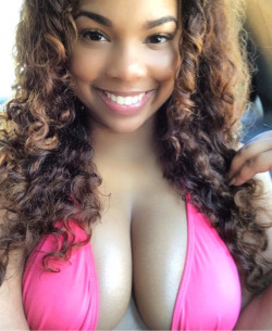 banginazzbeauties:  That smile alone is enough to keep me from creepin’………But those other assets dont hurt. LOL  Damn Raven Loso…….so sexy!!!
