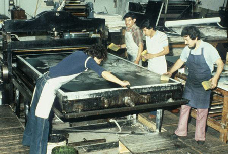 AND LOOK AT THE SIZE OF THAT PRESS!
printeresting:
“ (via debelleschoses) Mexican artist Rufino Tamayo printing from a stone measuring 61x98 inches (1982).
-Yeesh! Look at the size of that stone!
”