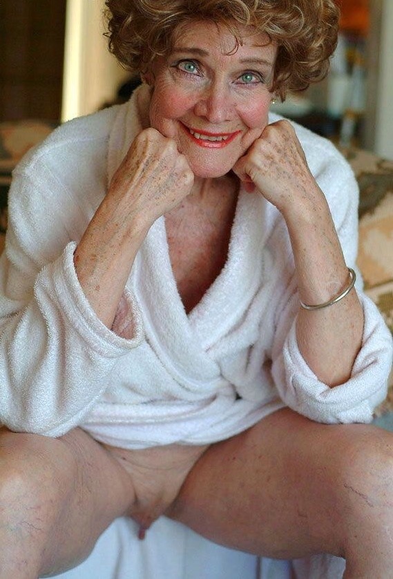 grannies-degradation:  Look at her pussy lips 💋 