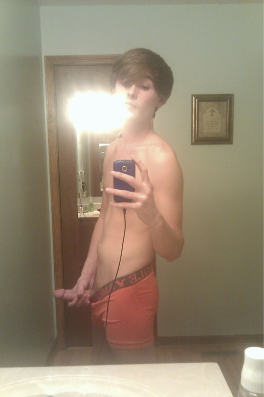 realdudesnaked:   Follow me at “Real Dudes Naked” to see more hot amateur guys!!!