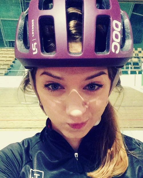 So happy on the velodrome. I don’t like it. I love it #pocgirl ・・・ #babeonthebike #ootd #werid