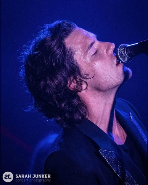 ashotatthenight:  iloveyoudansmith:  iloveyoudansmith:  Brandon Flowers - O2 Shepherd’s Bush Empire, London - 16 November 2015 - Photos by Sarah Junker   i wanna be that mic  does he know it’s not an ice lolly 