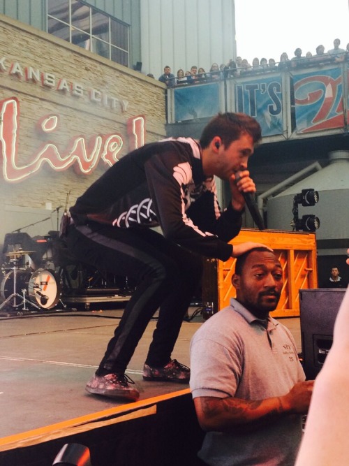 hollowinspiration: Tyler Joseph ft. security guy