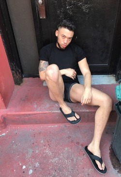 briannieh:  the intercom in my apt is being repaired, waiting for my food delivery in front of my building 😅 #briannieh