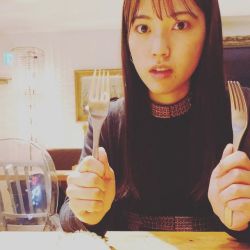 gazouno-chozouha-jubunka:  石原夏織　ishihara kaori2019.10.08　食いしん坊夏織を撮ってもらったんだけど、インスタサイズにしたら何食べてるのかわからなくなっちゃった〜残念🙍‍♀️