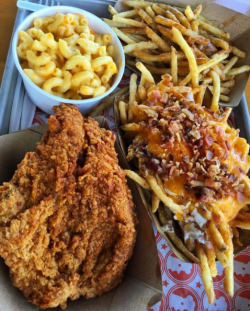 yummyfoooooood:  Fried Chicken, Loaded Fries and Mac ‘n’ Cheese 