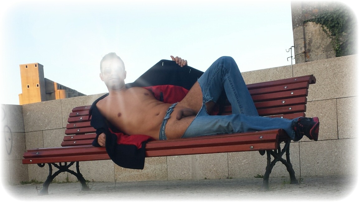 sexy-on-nature:  Public exhibitionist… 