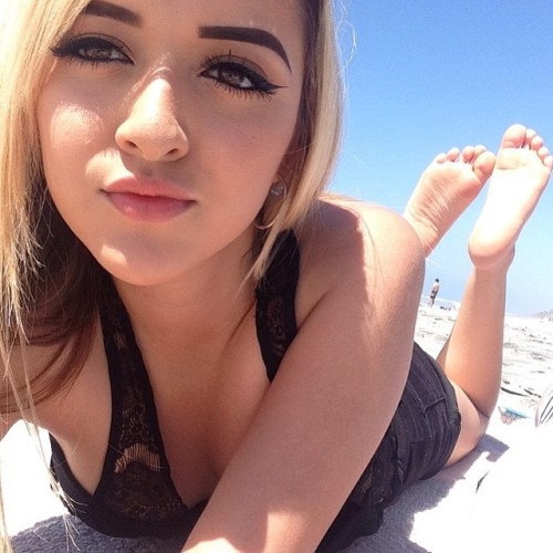 feetplease:  Beach selfie