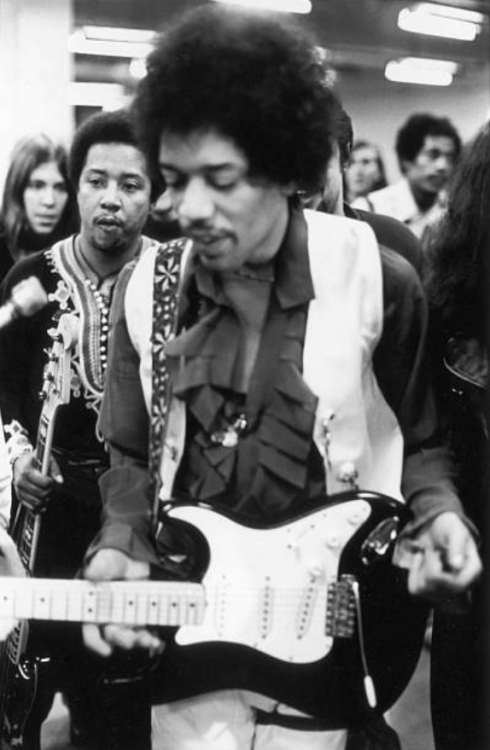 twixnmix:Jimi Hendrix and his girlfriend Devon Wilson backstage at the Winter Concert for Peace he