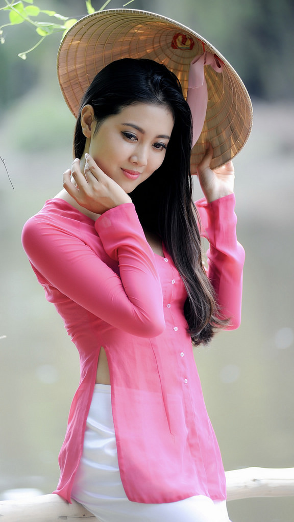 coolvietnamlove:  Beautiful Viêtnamese Girl in Vietnamese long dress:  Ao-Dai Viêtnamese