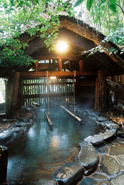 travelbugs286:Kurokawa Onsen, Kumamoto, Japan (The bamboo bars help to stand and soak in the bath which is deeper than others.) 黒川温泉 立ち湯