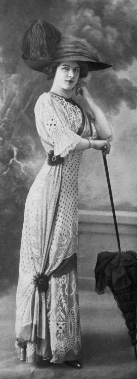 Dress for the races by Margaine-Lacroix, photo by Félix, Les Modes July 1910.