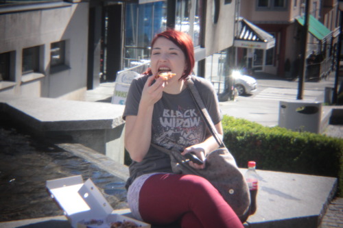 went to town today and bought Pizza and sat in the main street eating it. lovely weather today :)