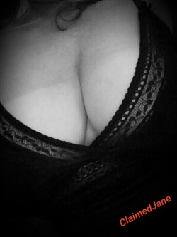 claimedjane:  curiouswinekitten2:  For Cleavage Sunday…..What is black and white and red all over?  Janie in summertime!!  ♡  😍😍😍.  Lol!  Love it  Love you right back @curiouswinekitten2…. and tell @scopophilicscorpio to stop laughing at