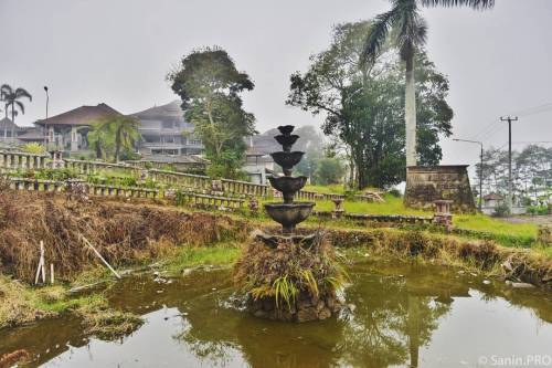 saninpro:  #saninpro #sanin_pro_bali #bali #travel #hotel #abandonedhotel #bedugulhotel #заброшенный