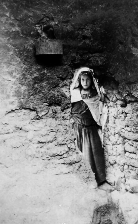194 photographies d'Algérie en 1890-1892, par P. Vuillot.El Kantara : jeune fille arabe.1890.Paul Vu