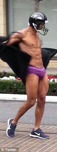 yukidelicioso:  OMG! Mario Lopez shows off his chiselled physique as he goes streaking in Los Angeles after losing Super Bowl bet.Read more: 