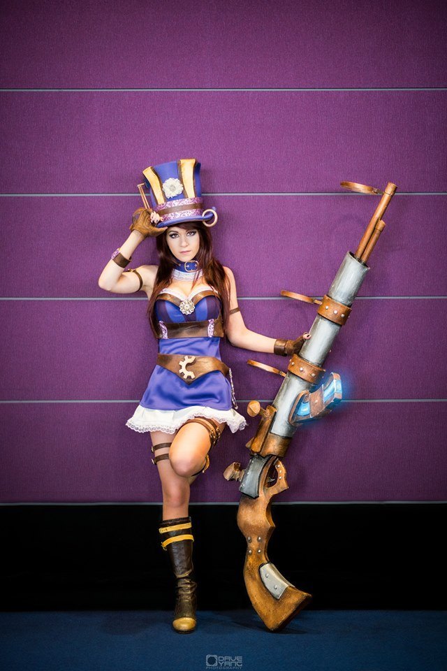 league-of-legends-sexy-girls:  Caitlyn Cosplay