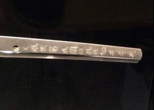 A modern katana blade forged from a piece of the Gibeon Meteorite discovered in Namibia in 1883.Craf